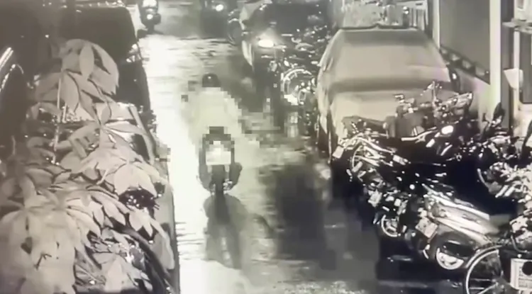 當時許男騎車尾隨在後。翻攝畫面