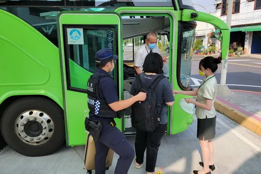 19歲少女帶行李約會「網公」 互動太冷!慘遭丟包麻豆交流道