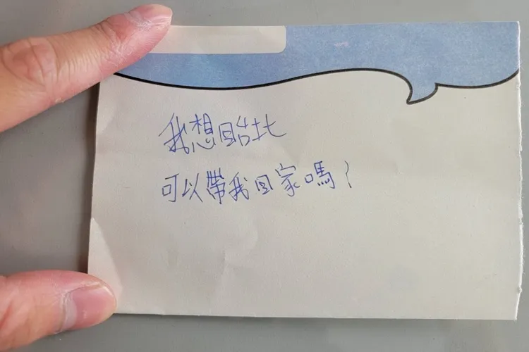 女子拿出字條，對警方表達來意。讀者提供