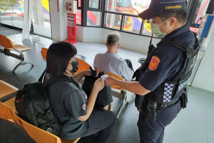 警方遞上溫暖票根，囑咐小心網路交友。讀者提供