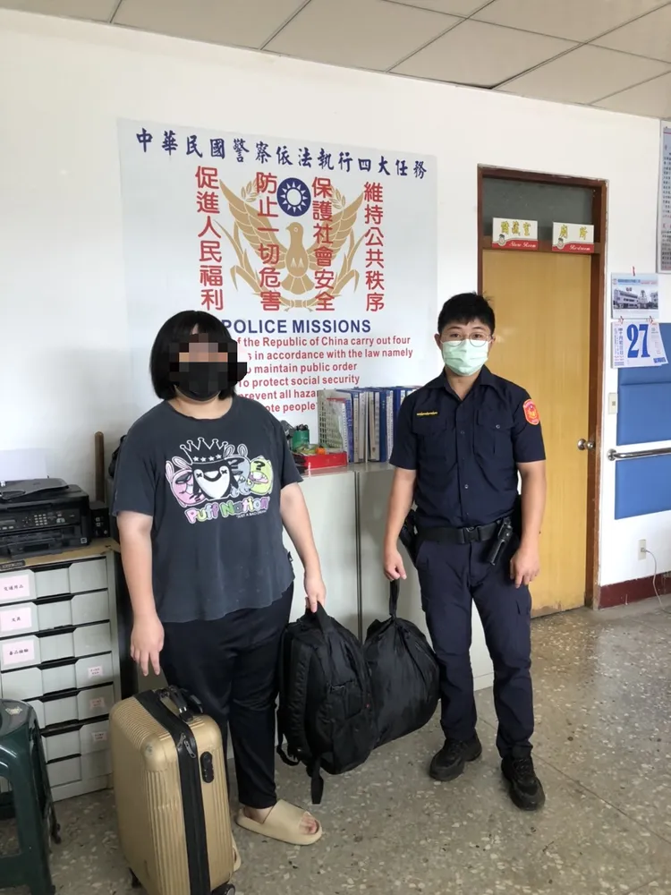 女子提著三咖行李來派出所求助。讀者提供