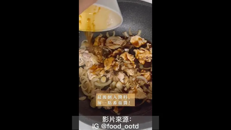 將配料一一拌炒。