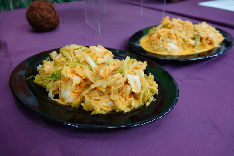 以大同鄉四季南山所生產的高麗菜製作成黃金泡菜，口感鮮甜。林泊志攝