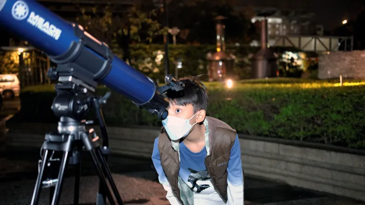 今年最受矚目的天象焦點即將在11月8日出現。新北市立圖書館提供