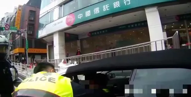 支援警力到場盤查在車上等待的齊男。三重警分局提供