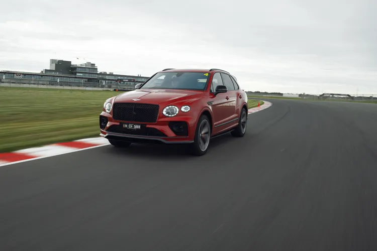 Bentayga S的加速反應相當輕鬆暢快。吳凌祺攝