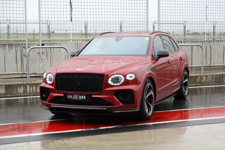 Bentayga S擁有一身「黑化」武裝，整體更有跑格。吳凌祺攝