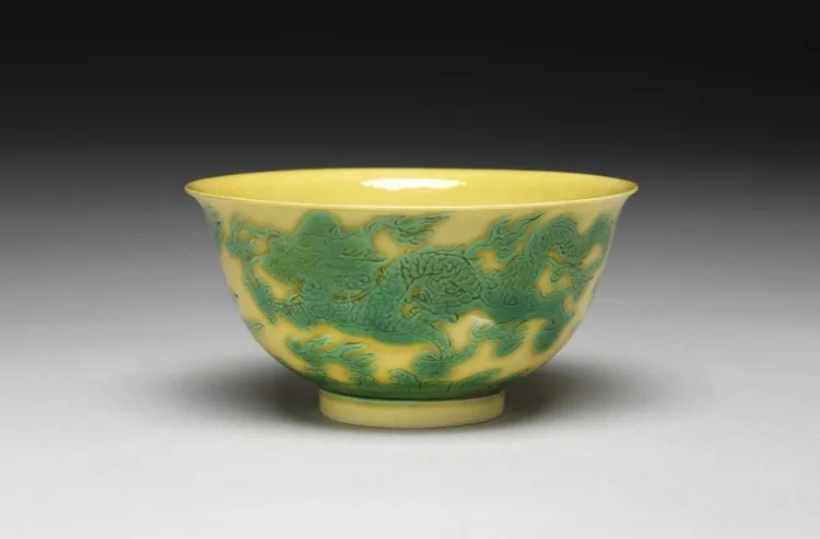 「綠彩龍紋碗」的碗外刻有「雙龍戲珠」。取自故宮網站