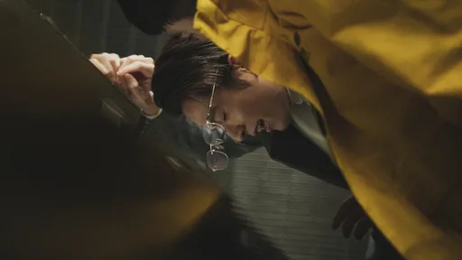 石知田完美詮釋「富二代斯文敗類」 眼鏡慘遭陳昊森打飛