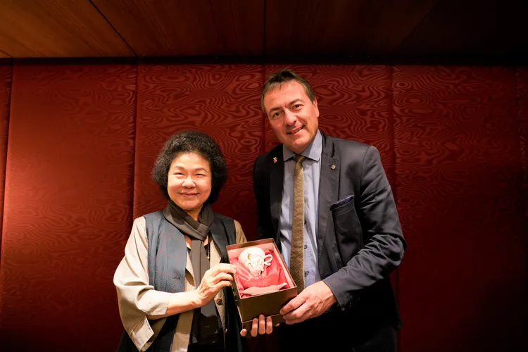 陳菊致贈德國國會人權委員會訪團團長海特（Peter Heidt）「浪進」瓷杯，象徵人權推動如同波浪，一波接著一波，乘風破浪引領台灣向前。監察院提供