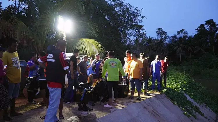 警消在現場進行搜救。翻攝自《Thaipost》