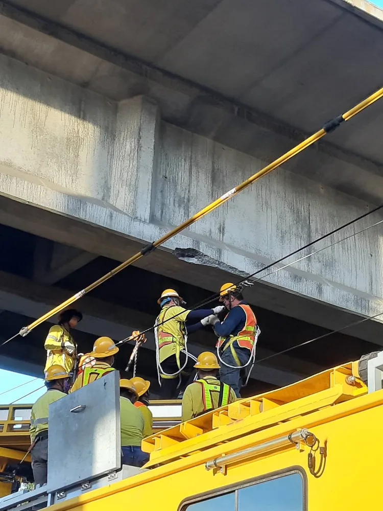 電車線斷落的位置上方光文陸橋，疑似有塊巨型水泥塊剝落。台鐵提供