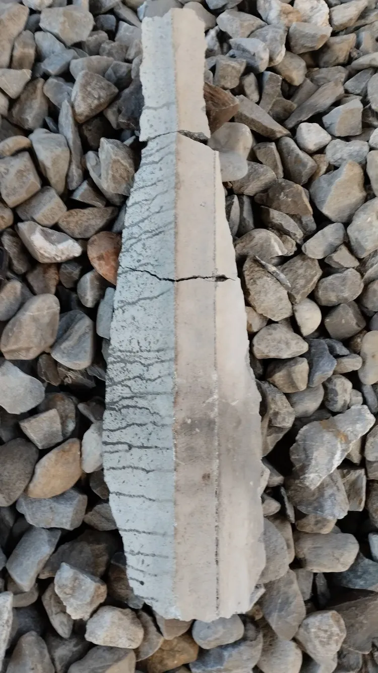 長1.1公尺寬18公分巨型水泥塊。台鐵提供