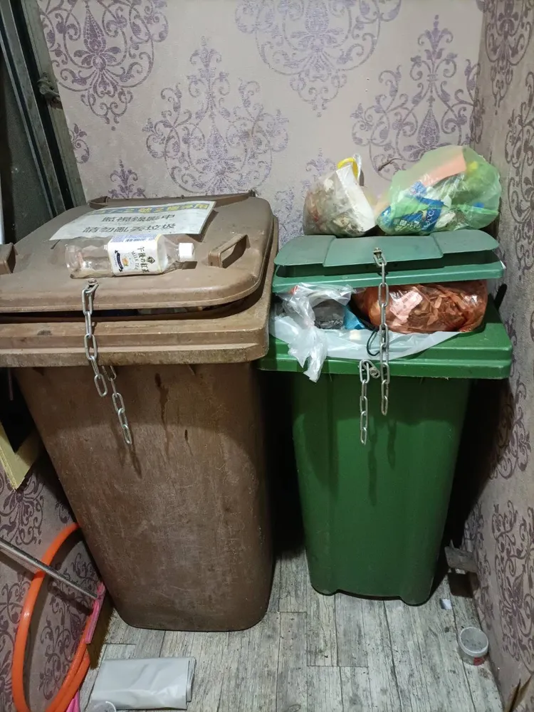 黃金屋清運公司無預警被撤照，簽約客戶垃圾無人清運。民眾黨提供