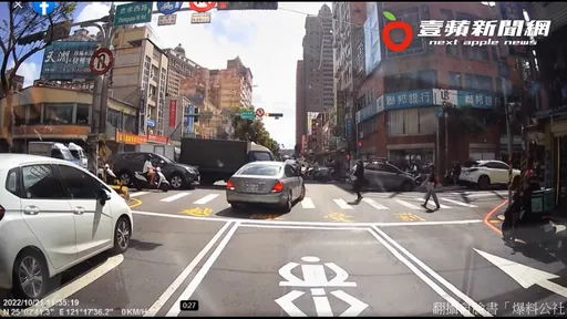 三寶等紅燈佔左轉道！識相往前嚕圖閃避　下秒綠燈一個Move嚇壞大家