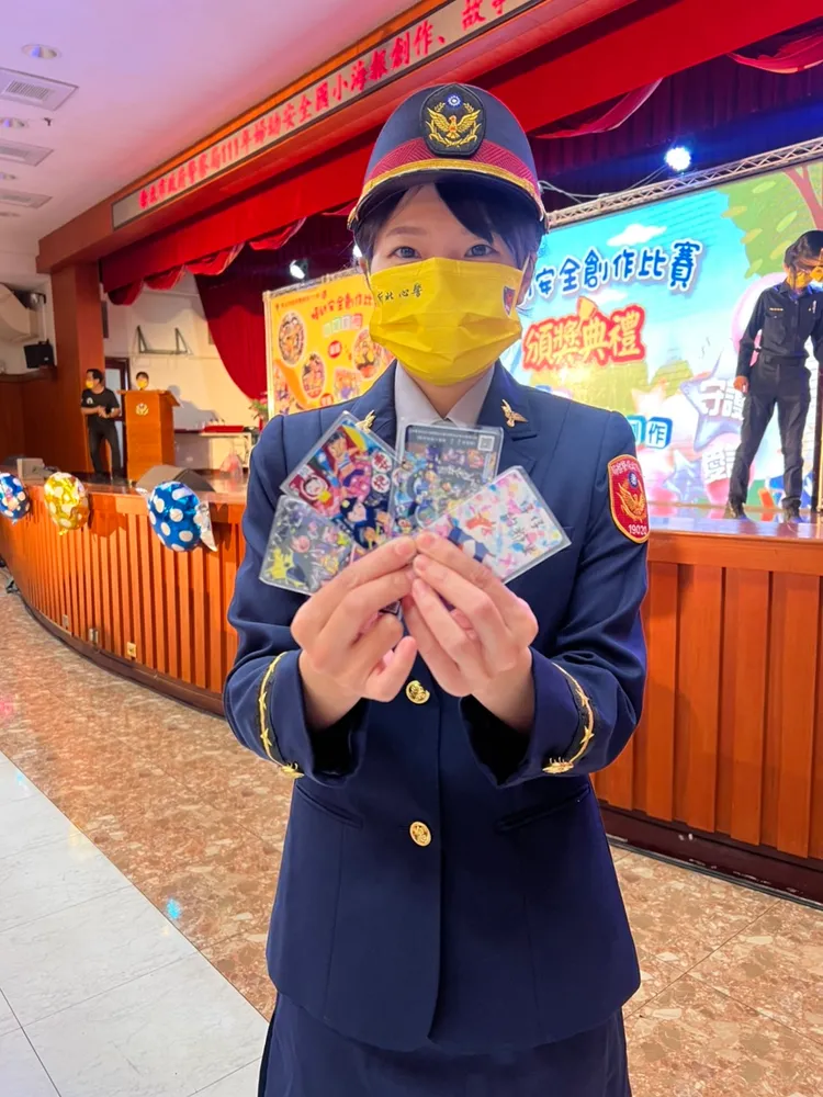 得獎海報作品更會做成悠遊卡，贈送給得獎同學，別具意義。警方提供