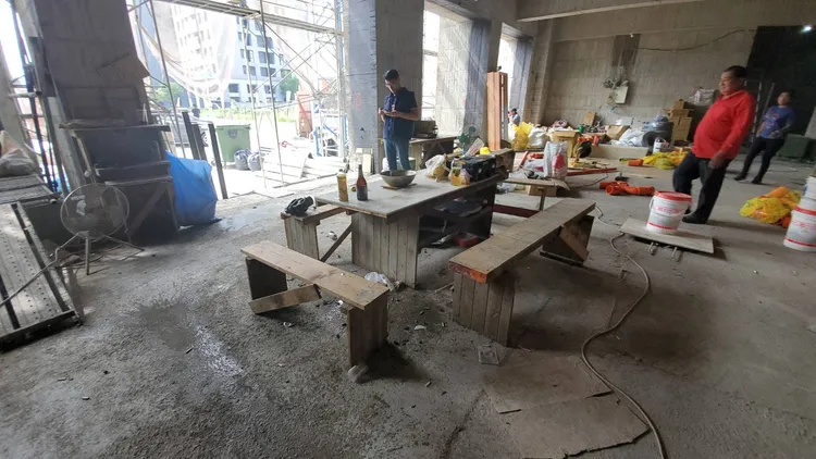 2工人在工地一樓休息時發生口角，進而互相拉扯。王勇超攝