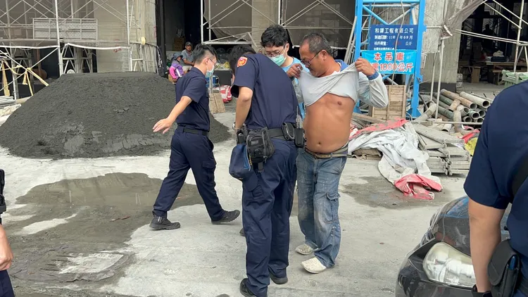 警方擔心工人身上藏有武器當場進行搜查，事後將人帶回偵訊。侯昌騰攝