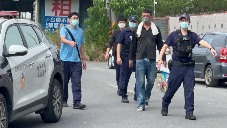 警方將一名涉嫌動手鬥毆的男子帶回偵訊。侯昌騰攝