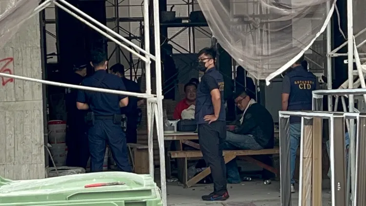 警方趕到工地並展開調查。侯昌騰攝
