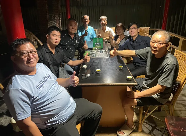 晚上陳其邁再度到大林蒲陪伴住戶們，他向民眾說明，遷村已經開過三次說明會，工作是持續在做。市府提供