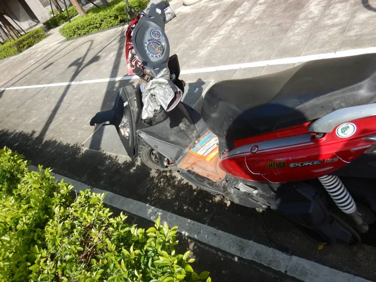 吳婦摩托車也慘遭撞擊嚴重毀損。翻攝畫面