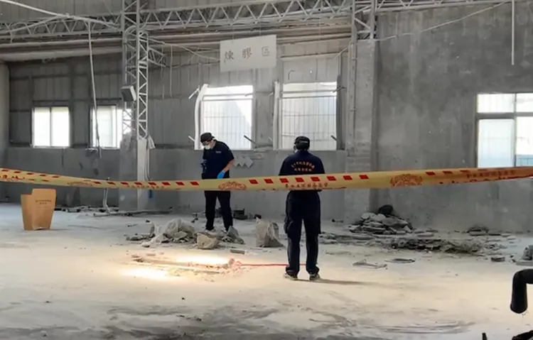 鑑識人員仔細針對現場採證。讀者提供