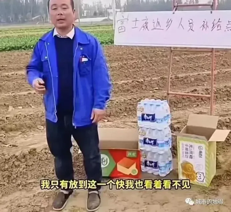 沿途有附近居民看員工可憐、免費提供水和食物。翻攝自微博