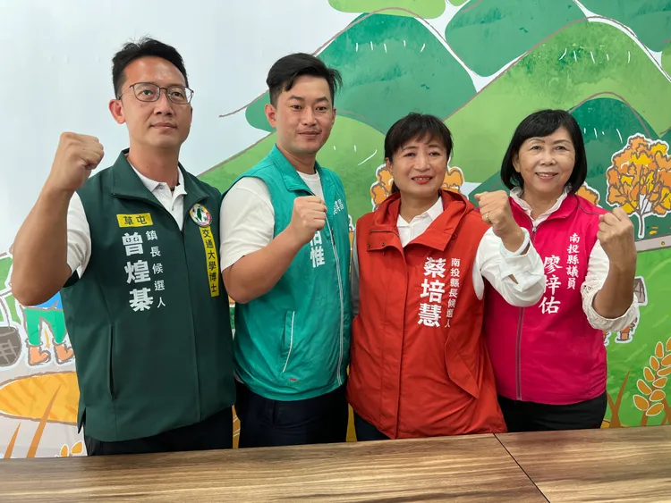 陳柏惟（左二）用台語指稱對手陣營「猴洞相閬迵」。田兆緯攝