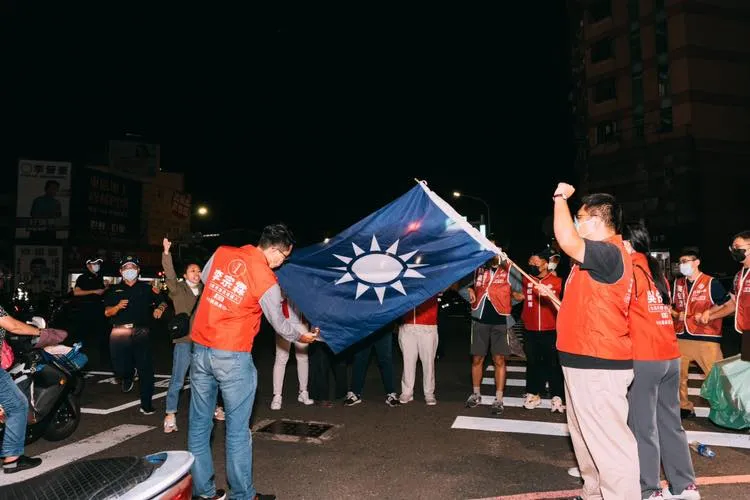 台灣基進昨日在國民黨台南市長候選人謝龍介會場外焚燒黨旗抗議。台灣基進台南黨部提供