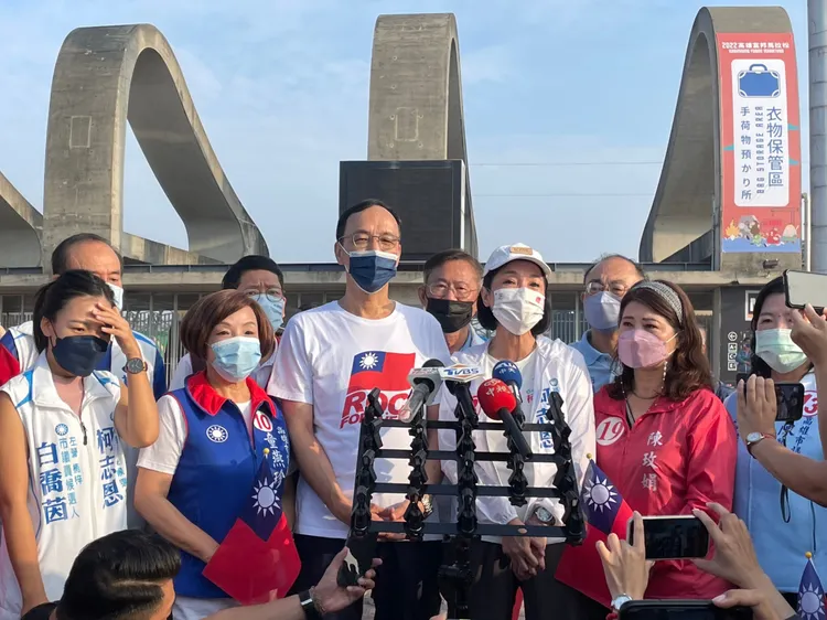 朱立倫今早陪同國民黨高雄市長候選人柯志恩參加活動，對台灣基進焚燒國民黨期發表看法。凃建豐攝