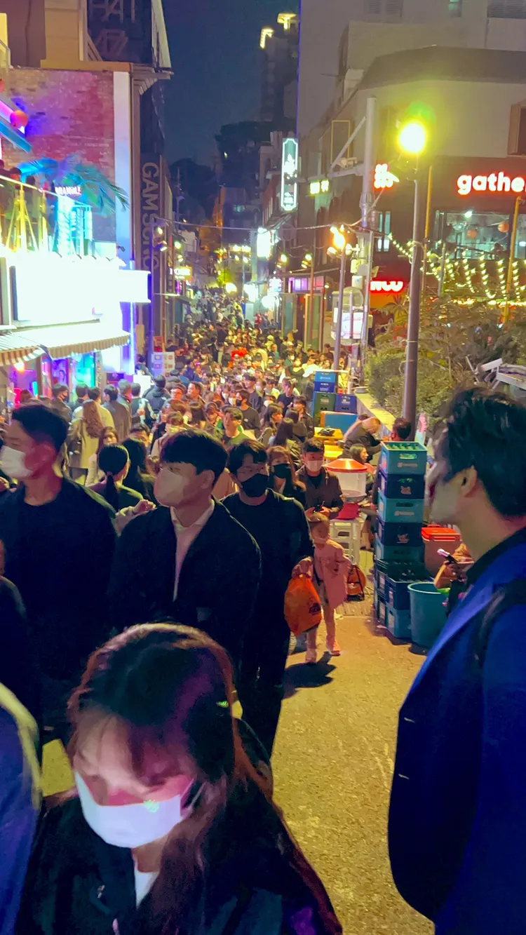 梨泰院當時人潮擁擠，不少年輕人們精心打扮參加活動。翻攝自推特