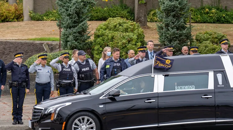 加拿大本拿比市警方21日列隊向載運楊子信遺體的靈車敬禮致哀。美聯社資料照片