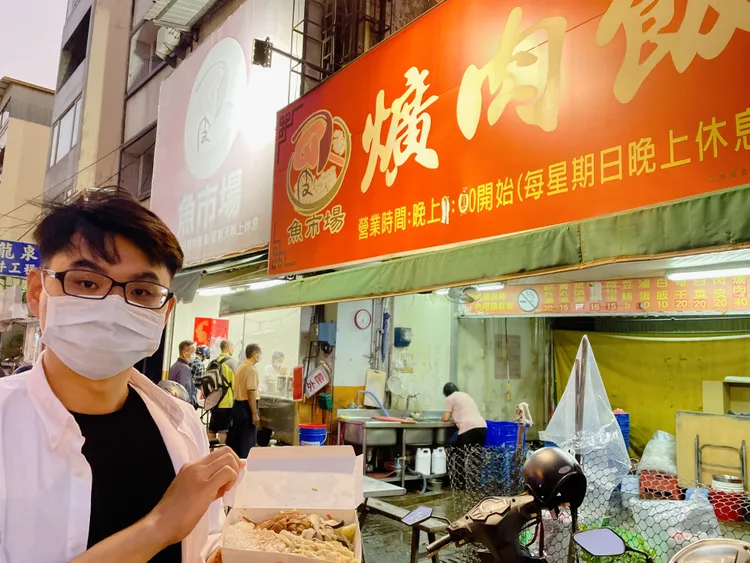 彰縣議員吳韋達愛吃爌肉飯，他趕上了魚市場爌肉飯的最後一夜。吳韋達提供