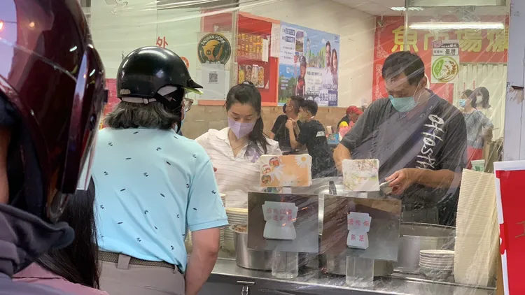 民眾聽到魚市場爌肉飯也可能將收攤，把握機會來搶買爌肉飯。孫英哲攝