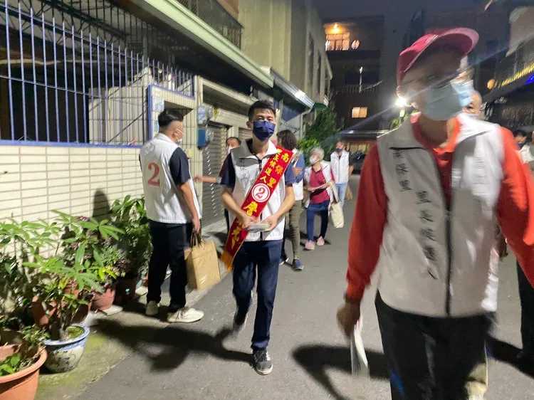 他掃街拜票時，感受到鄉親也想改變。詹凱元提供
