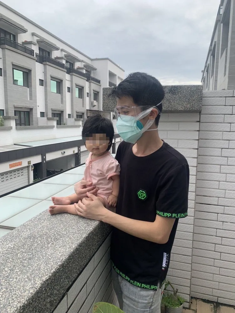 貼心帶孩子放風，減輕老婆負擔。詹凱元提供