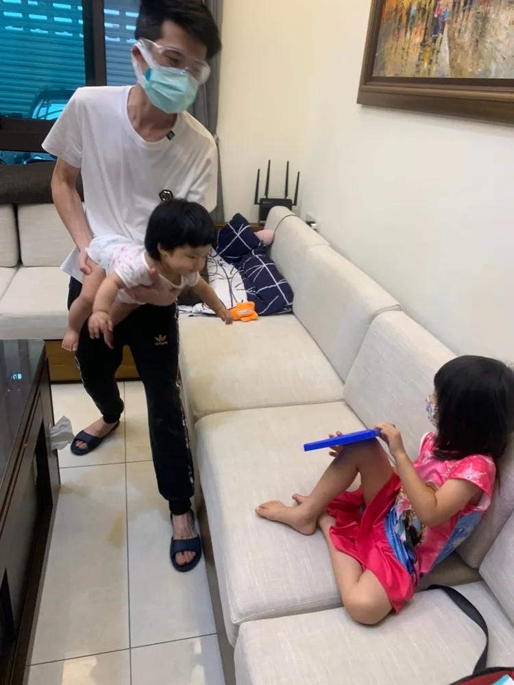 他戴三層口罩照顧確診妻小。詹凱元提供