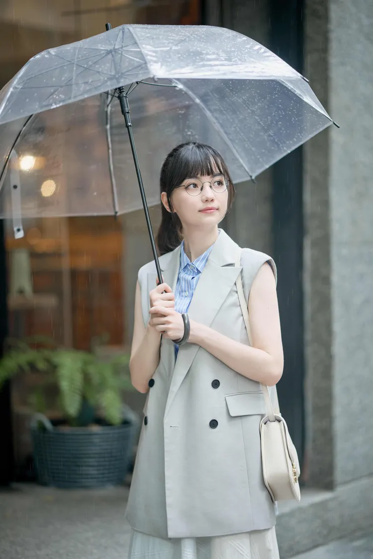 黑嘉嘉透露平時開會懶得化妝時，會搭上眼鏡替素顏造型增添時尚味。品牌提供