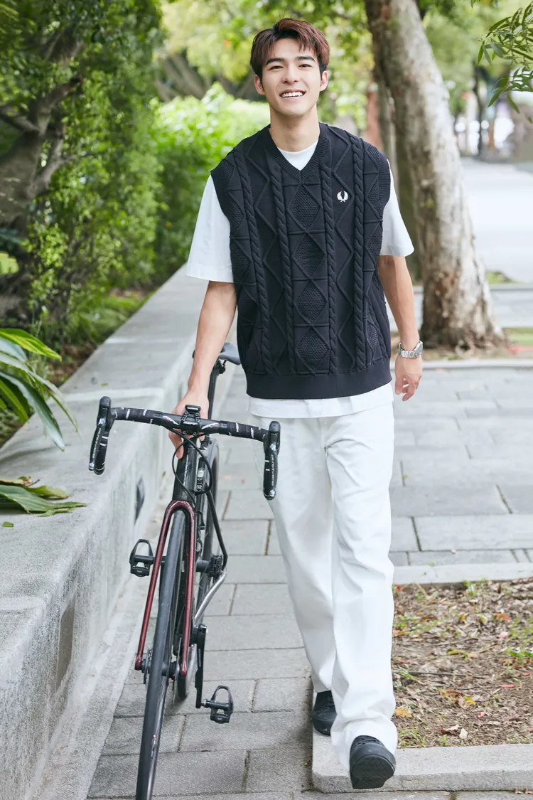 陳昊森花40萬元改單車。華研提供