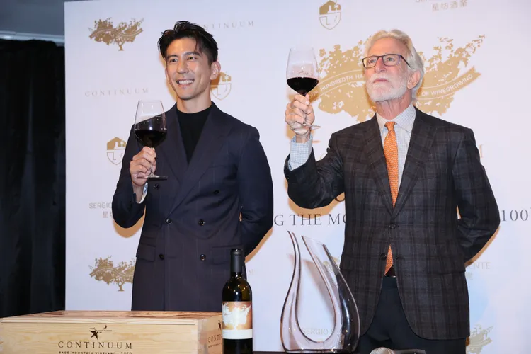 修杰楷（左）和世界級釀酒大師Tim Mondavi品味美酒。彭欣偉攝