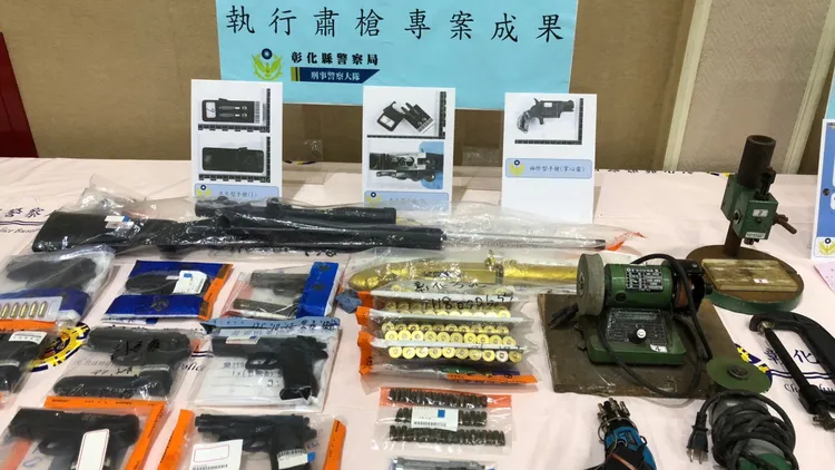 彰警今年共檢肅黑道幫派19件178人，查扣非法槍械53枝、子彈1015顆。民眾提供