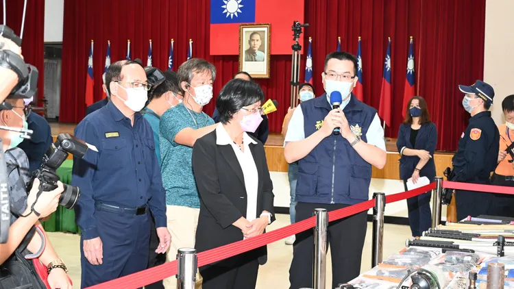 王惠美聽取警方說明今年治安成果。民眾提供