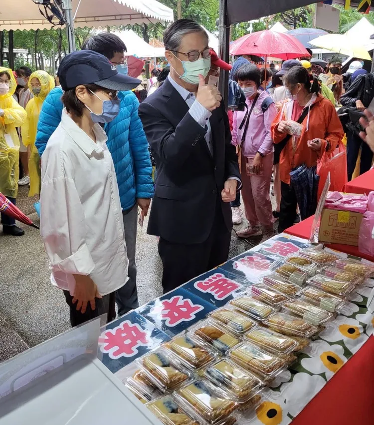 移民署署長鐘景琨至多元文化美食品嚐區與新住民互動。翻攝畫面