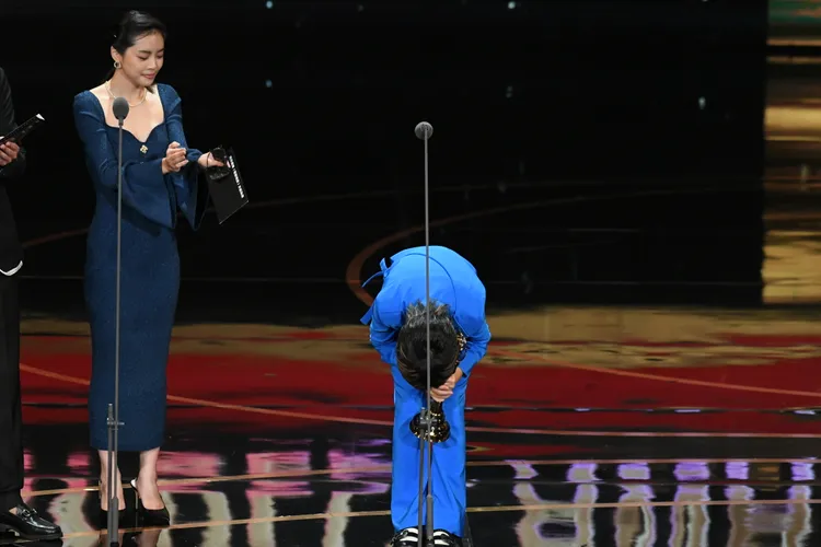 白潤音90度鞠躬感謝。三立提供