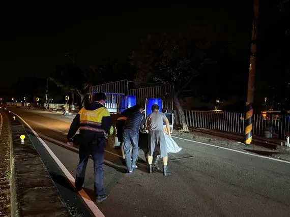 員警和民眾合力將豬趕上貨車。警方提供