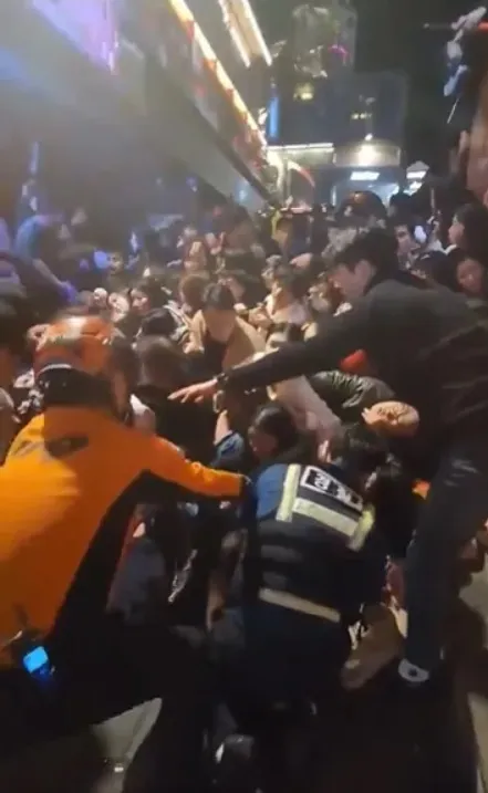 網友上傳踩踏現場搶救畫面。翻攝推特