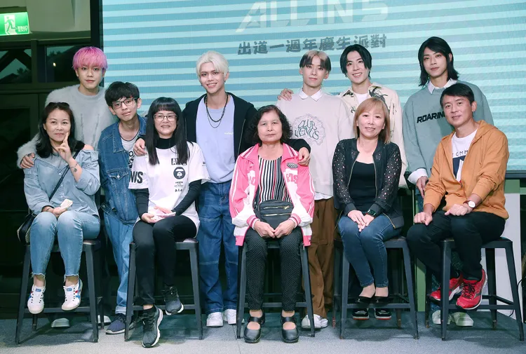 特別邀請家人一同參與ALL IN 5重要的日子。(後排左至右 陳柏安、許傑銘、董哲瑋、吳承恩、林裕城) 。必應創造提供