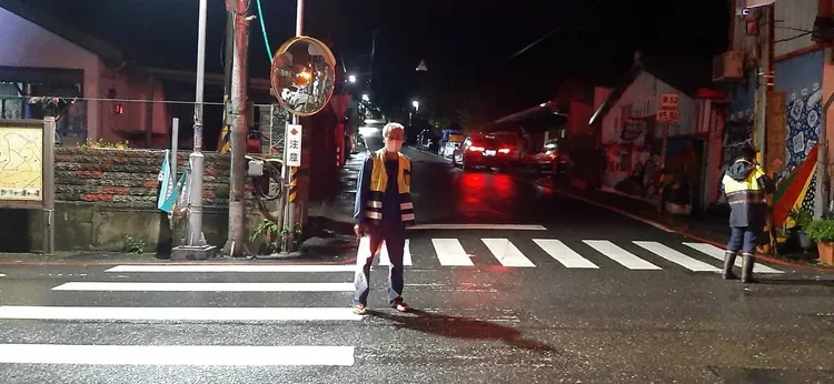 該處巷口視線明亮，且有閃燈示警，仍多有車禍意外。讀者提供