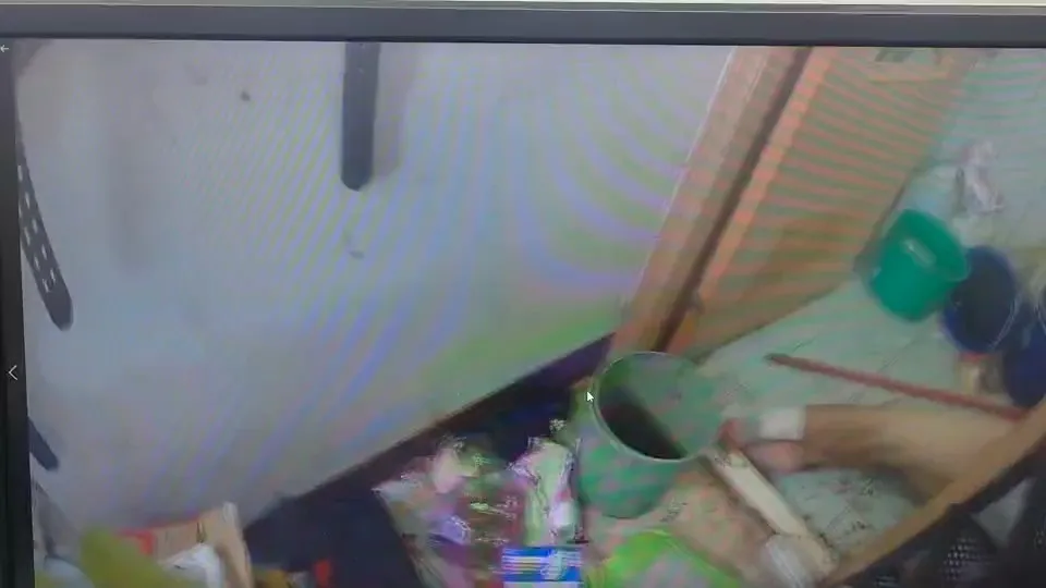 警方開門發現男子倒在浴室門口，腳上還有之前車禍受傷的繃帶。民眾提供